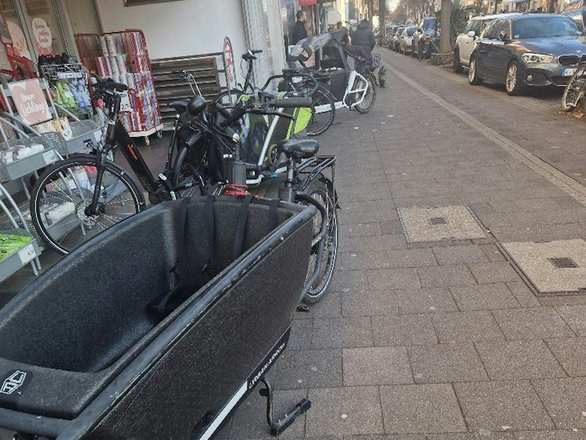 Lastenfahrräder stehen auf dem Bürgersteig in Lindenthal.