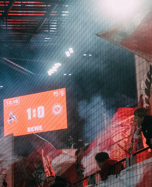 Die Fankurve des 1. FC Köln, im Hintergrund die Anzeigetafel im Rhein-Energie-Stadion.