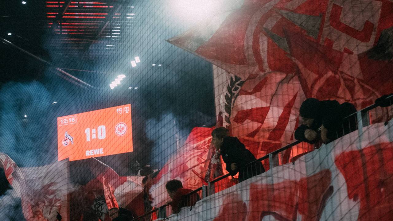 Die Fankurve des 1. FC Köln, im Hintergrund die Anzeigetafel im Rhein-Energie-Stadion.
