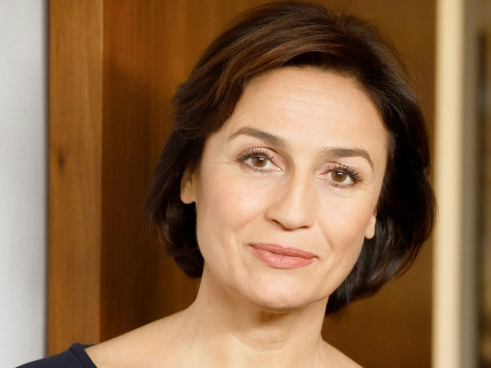 Sandra Maischberger ist Produzentin des außergewöhnlichen Dokumentarfilms „Riefenstahl“ von Andres Veiel und hat die umstrittene Regisseurin, Künstlerin und Nazi-Muse noch selbst kurz vor ihrem Tod interviewt. „Riefenstahl“ wurde gerade für einen Europäischen Filmpreis nominiert. Der Film läuft in der ARD Mediathek und im Ersten. (Bild: Peter Rigaud, Shotview Artists)