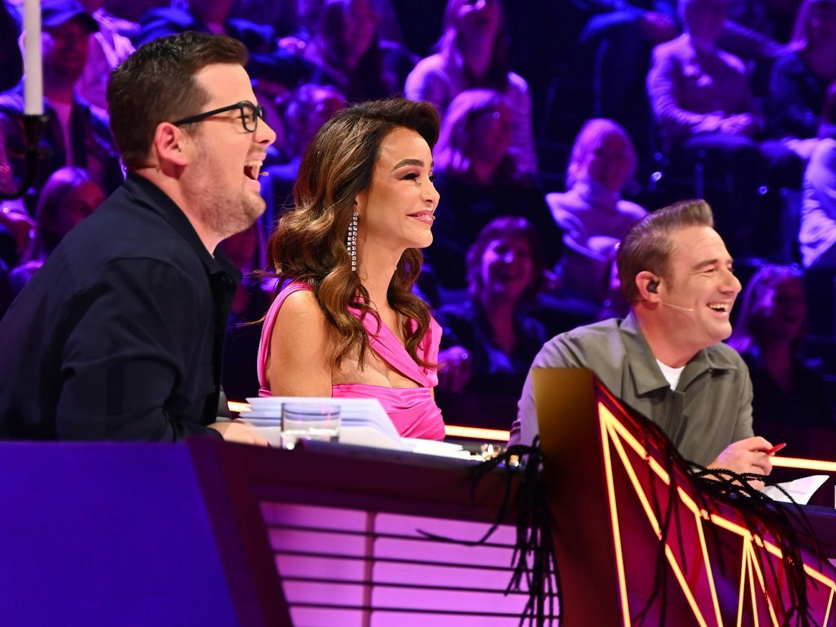 In der dritten Runde von „The Masked Singer“ (ProSieben) verstärkt Sasha (rechts) das Rateduo Verona Pooth und Chris Tall. (Bild: Joyn/Julia Feldhagen)