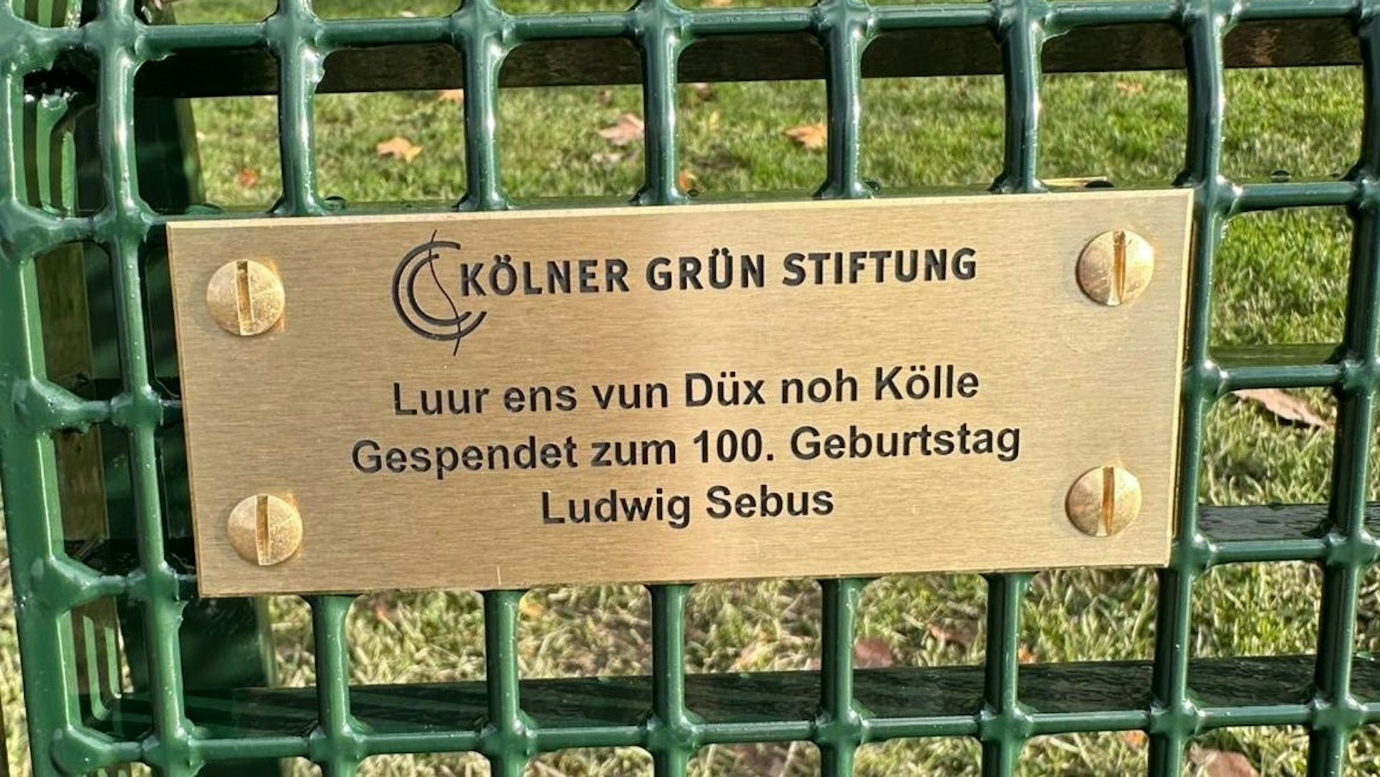 Das Messingschild an der Bank von Ludwig Sebus.