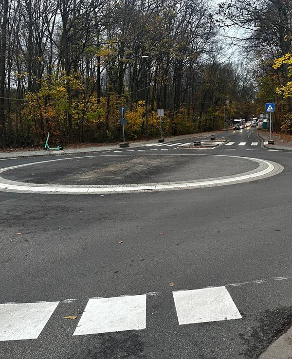 Ein Kreisverkehr ist fast fertig gebaut, nur die Beschilderung fehlt noch.