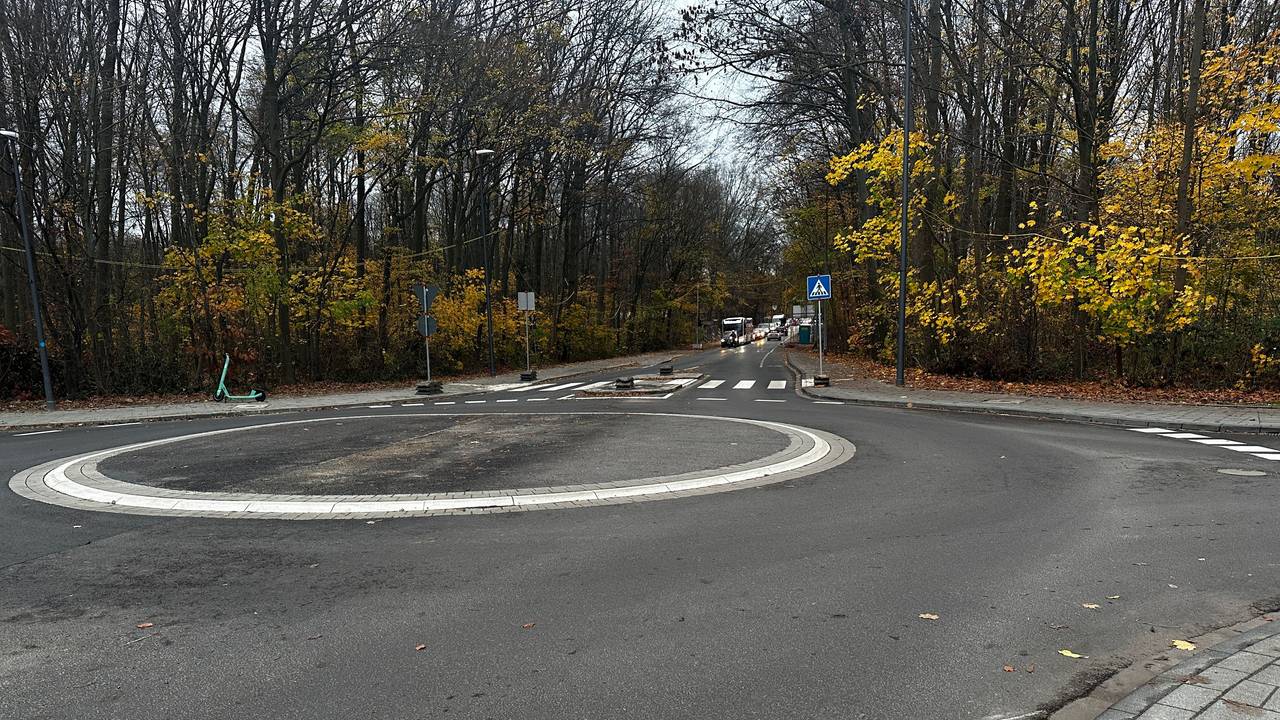 Ein Kreisverkehr ist fast fertig gebaut, nur die Beschilderung fehlt noch.