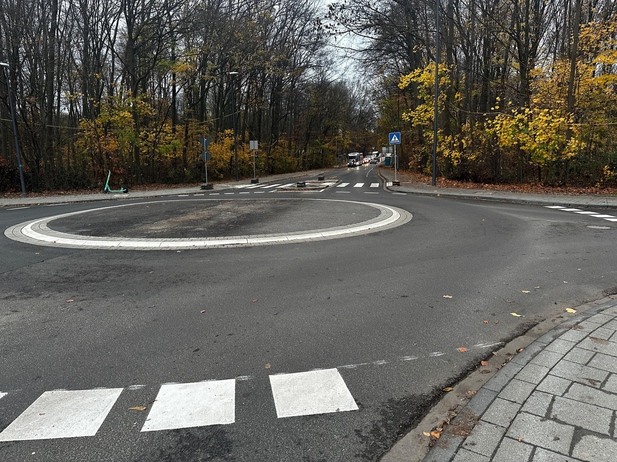 Ein Kreisverkehr ist fast fertig gebaut, nur die Beschilderung fehlt noch.
