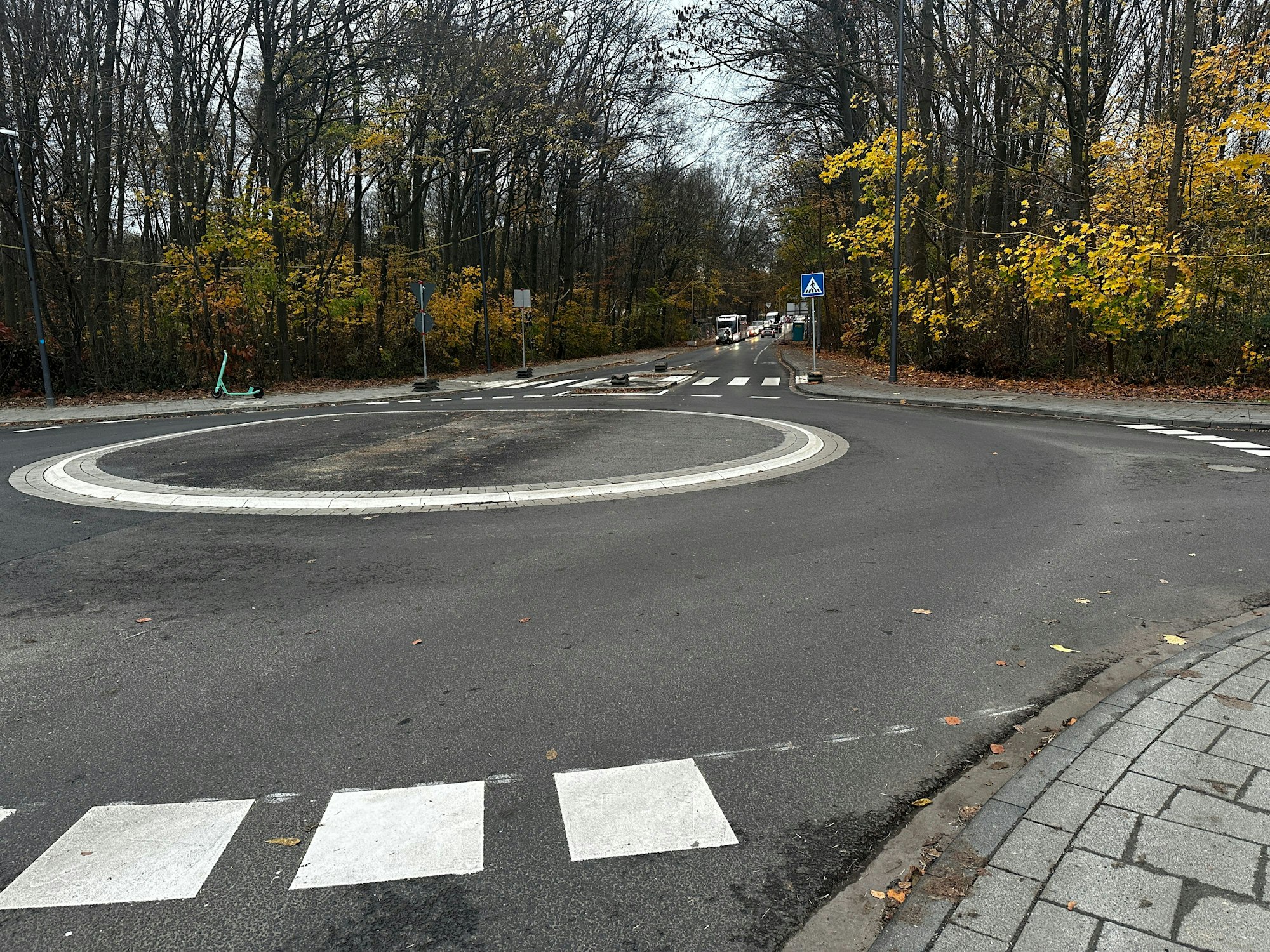 Ein Kreisverkehr ist fast fertig gebaut, nur die Beschilderung fehlt noch.