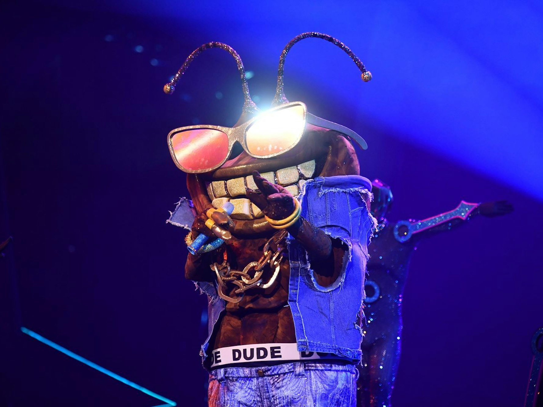 Der Dude performte energiegeladen „Time After Time“ (Cindy Lauper) und zog lässig in die nächste Runde ein. Verona dachte kurz, es könnte sich ihr Mann Franjo im Kostüm befinden. (Bild: Joyn/Julia Feldhagen)