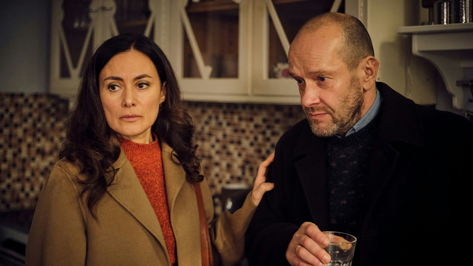 Die Eltern der Toten, Henning und Yasemin Schlüter (Robert Kuchenbuch und Idil Üner), sind schockiert über den Tod ihrer Tochter. Wie konnte es so weit kommen, dass sie - ohne Streit - über Monate keinen Kontakt mehr zu ihrem Kind hatten? (Bild: SWR/Benoît Linder)