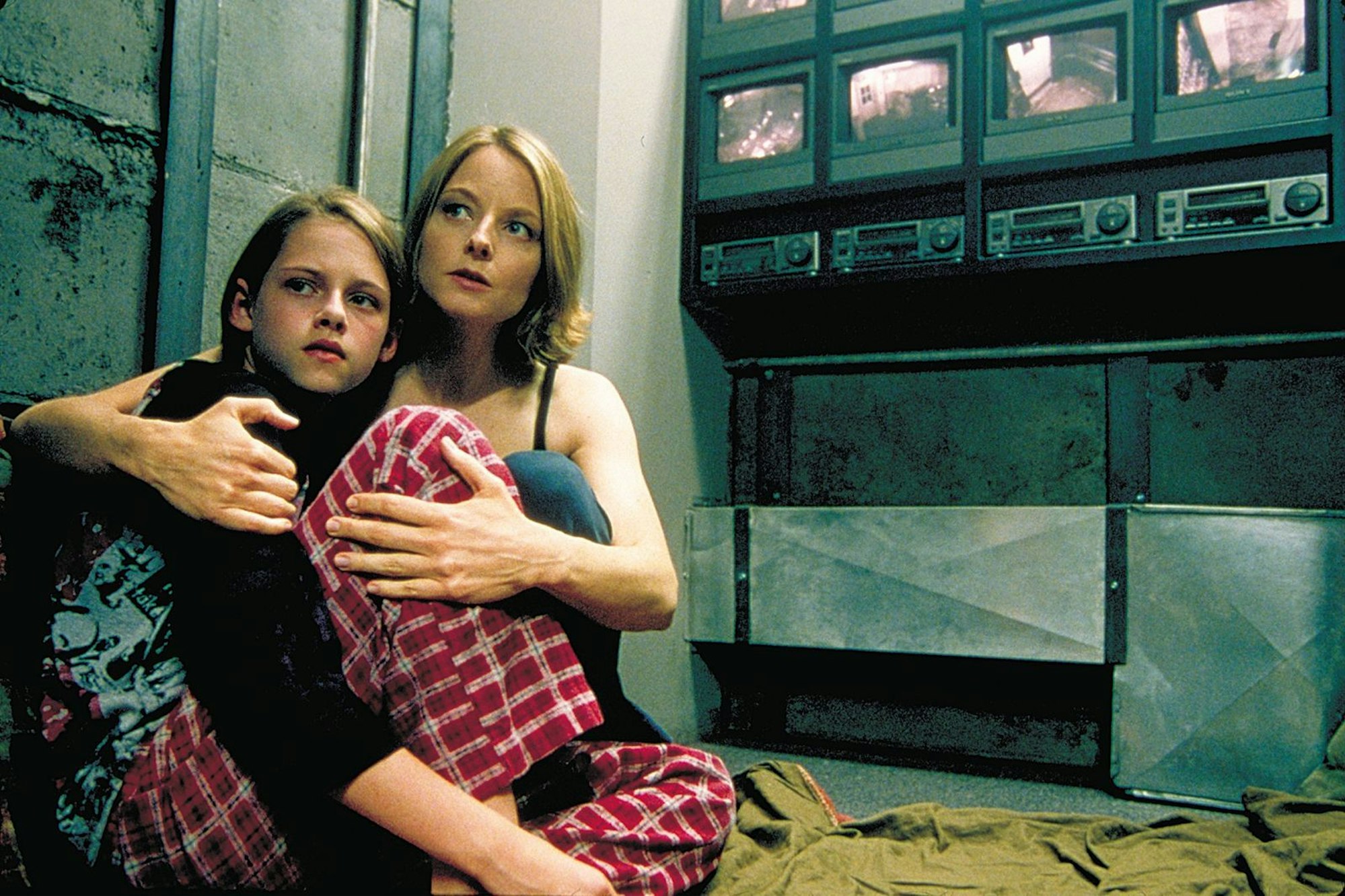 „Panic Room“ (2002) ist ein klaustrophobisches Kammerspiel mit Jodie Foster (rechts) und der jungen Kristen Stewart in den Hauptrollen. (Bild: Sony)