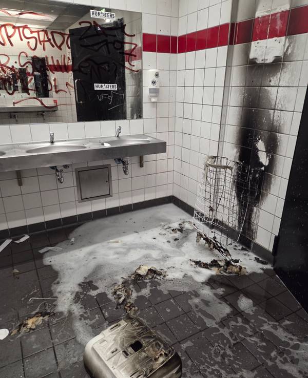 Bilder aus den Gästetoiletten im Rhein-Energie-Stadion nach dem Spiel des 1. FC Köln gegen Eintracht Frankfurt.