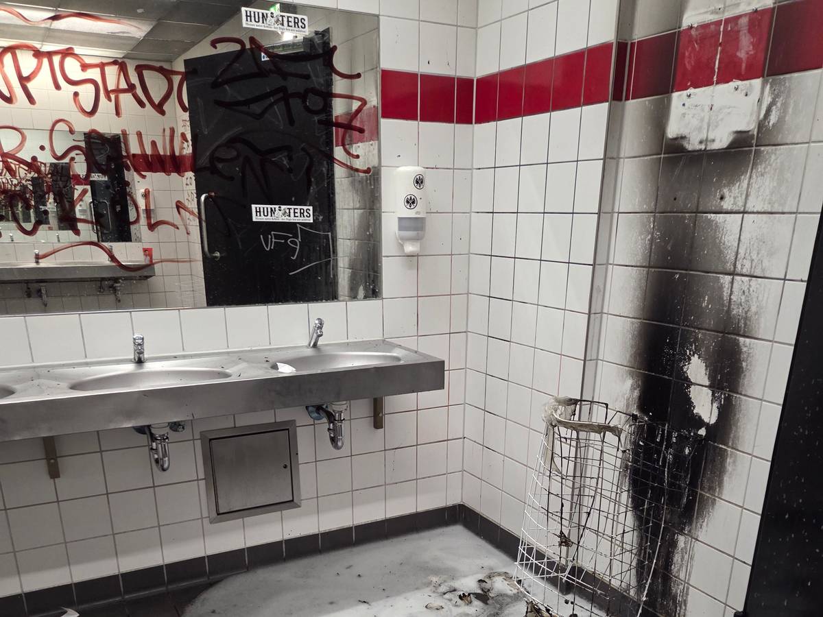 Bilder aus den Gästetoiletten im Rhein-Energie-Stadion nach dem Spiel des 1. FC Köln gegen Eintracht Frankfurt.