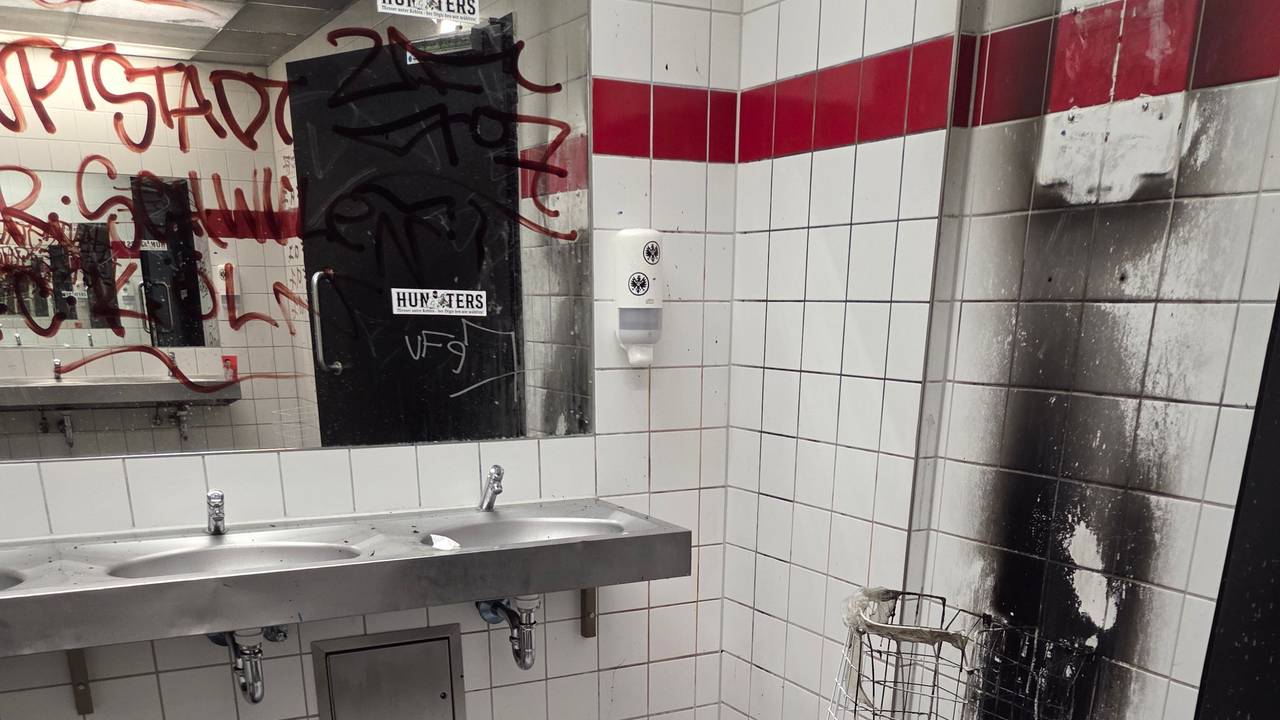 Bilder aus den Gästetoiletten im Rhein-Energie-Stadion nach dem Spiel des 1. FC Köln gegen Eintracht Frankfurt.
