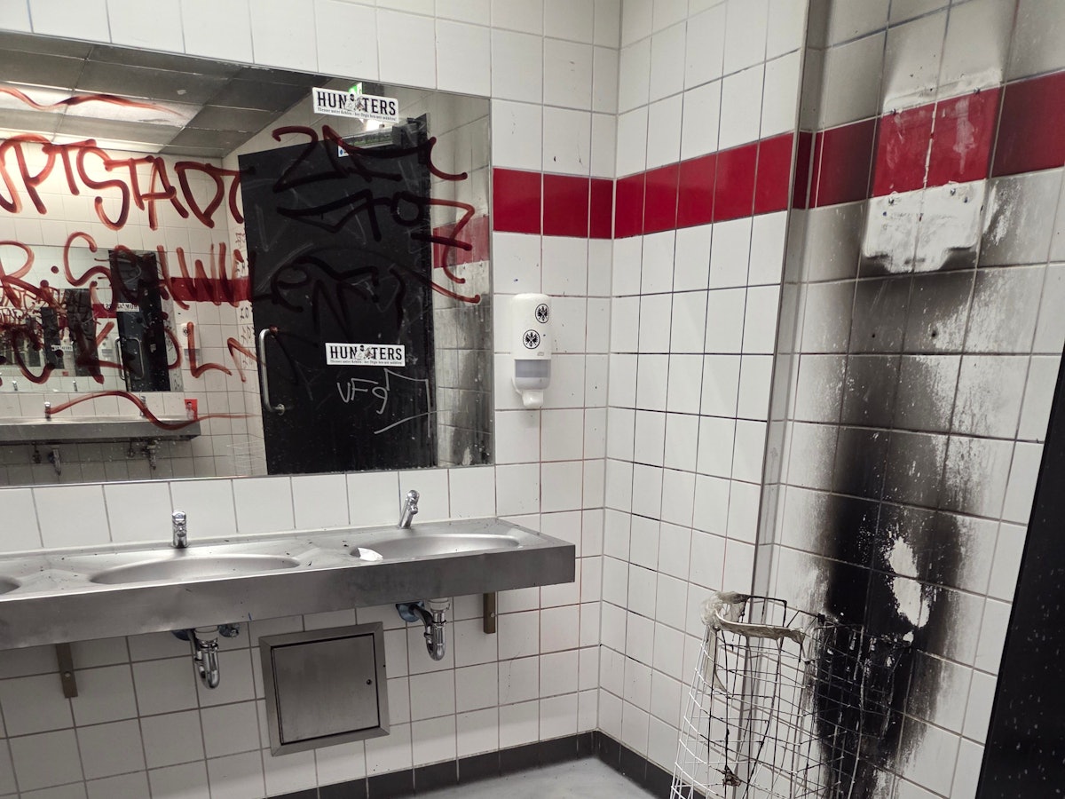 Bilder aus den Gästetoiletten im Rhein-Energie-Stadion nach dem Spiel des 1. FC Köln gegen Eintracht Frankfurt.