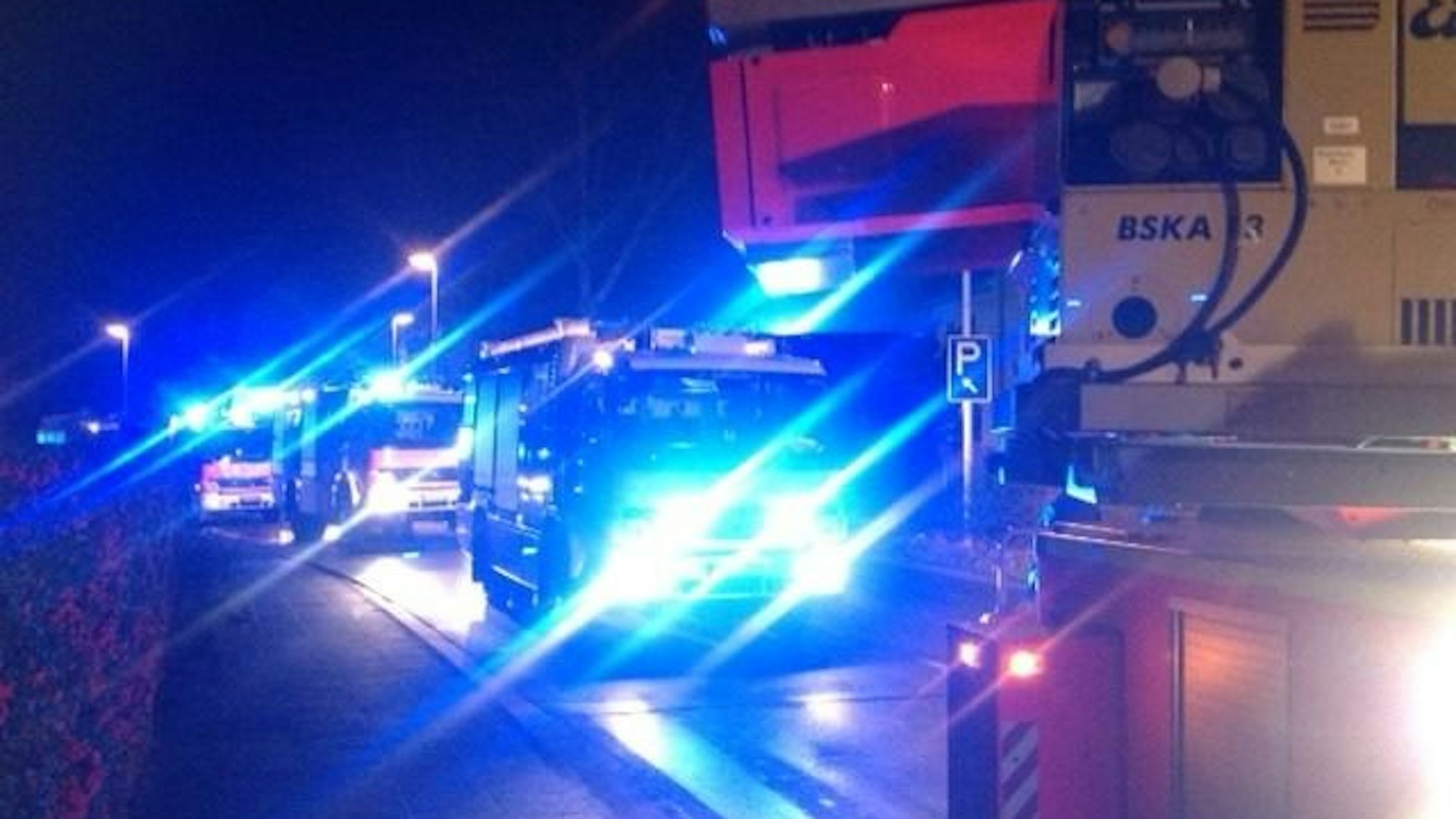 Ein Fahrzeug der Feuerwehr im Einsatz (Symbolbild).