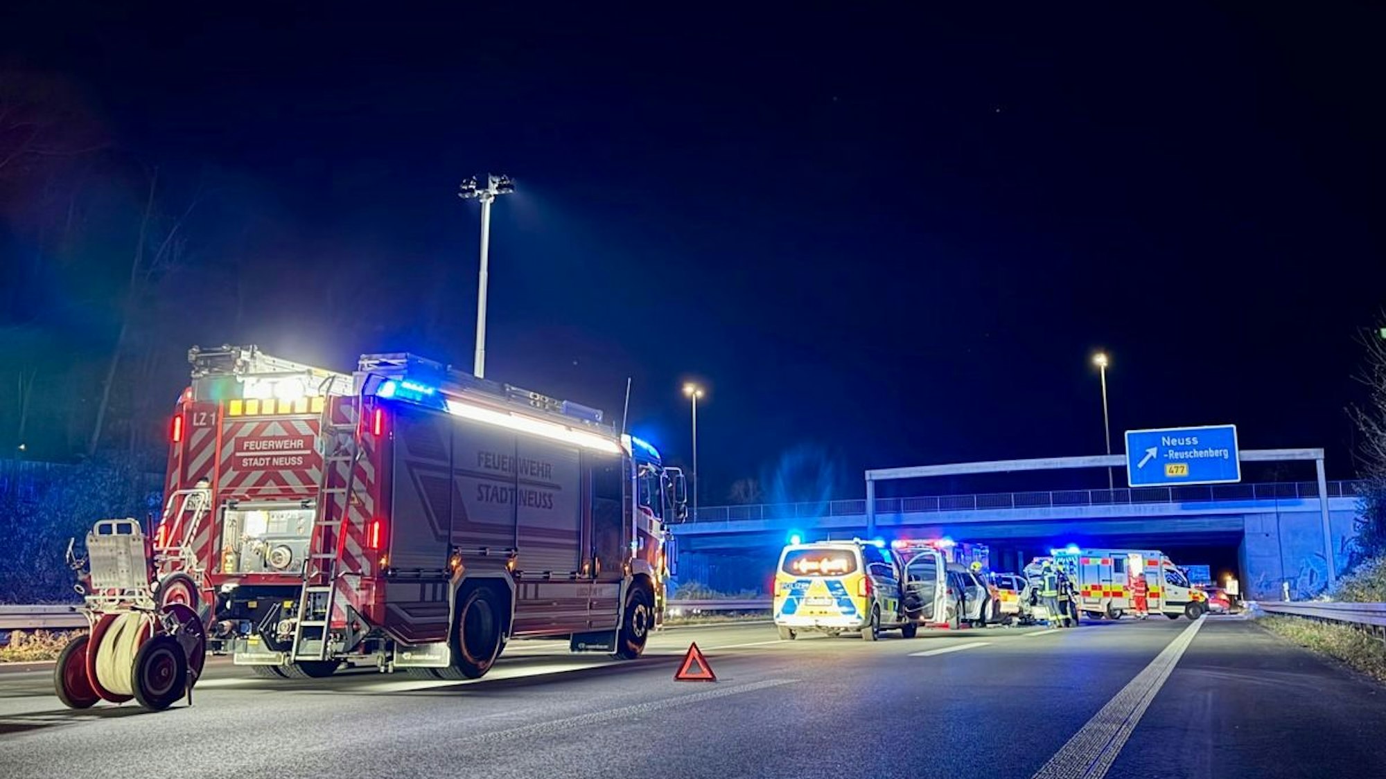 Symbolbild eines Feuerwehrautos auf einer Autobahn bei Nacht.