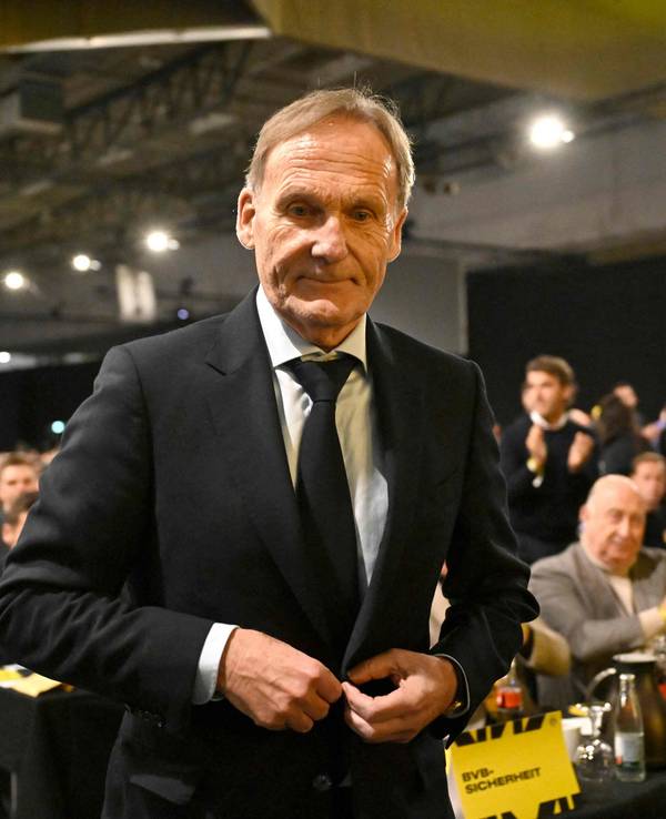 Hans-Joachim Watzke beim BVB auf dem Weg Richtung Bühne.