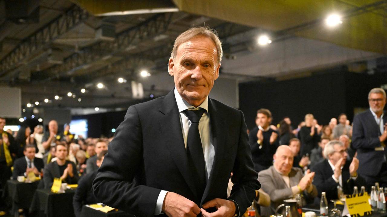Hans-Joachim Watzke beim BVB auf dem Weg Richtung Bühne.