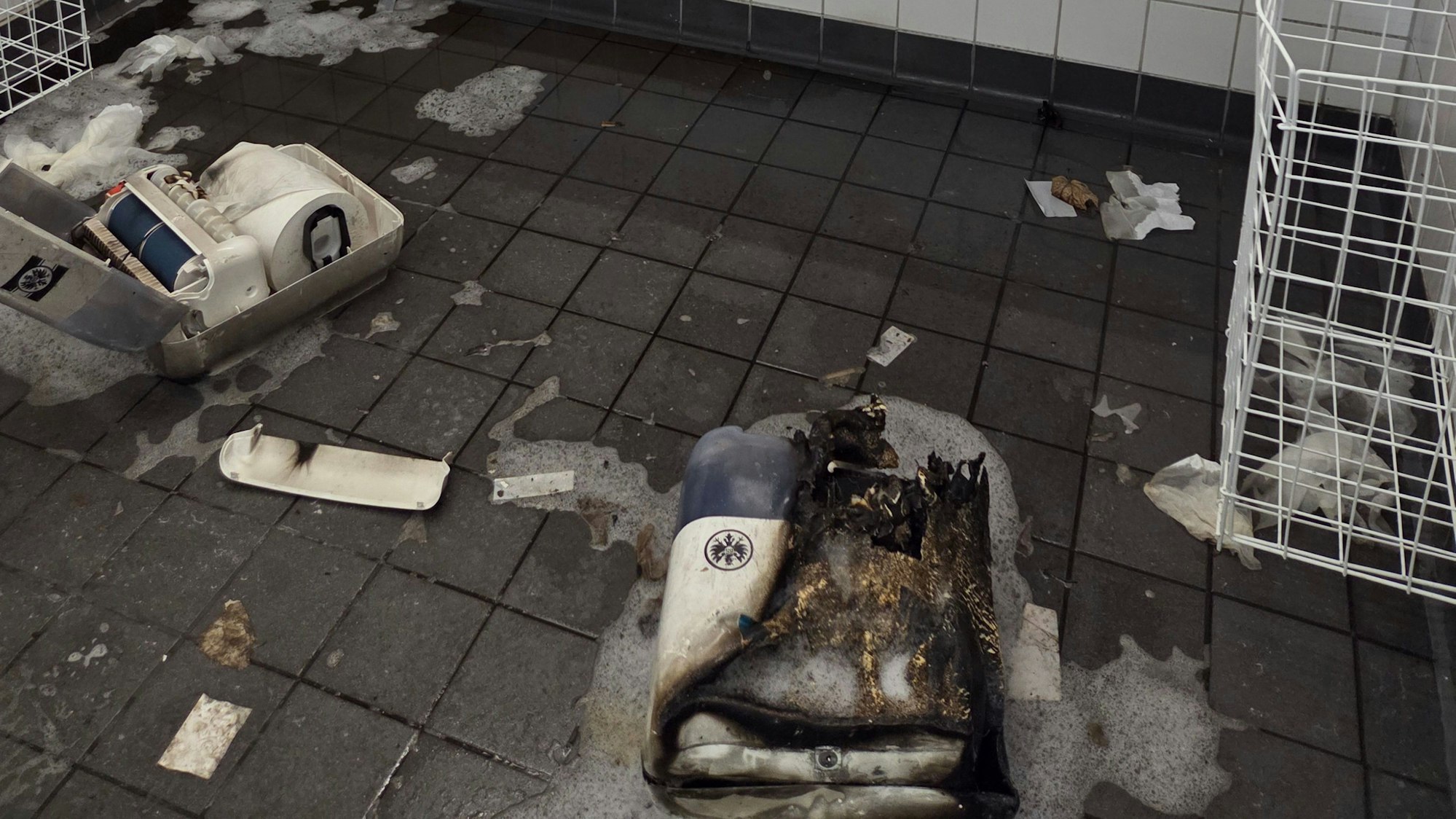 Bilder aus den Gästetoiletten im Rhein-Energie-Stadion nach dem Spiel des 1. FC Köln gegen Eintracht Frankfurt.