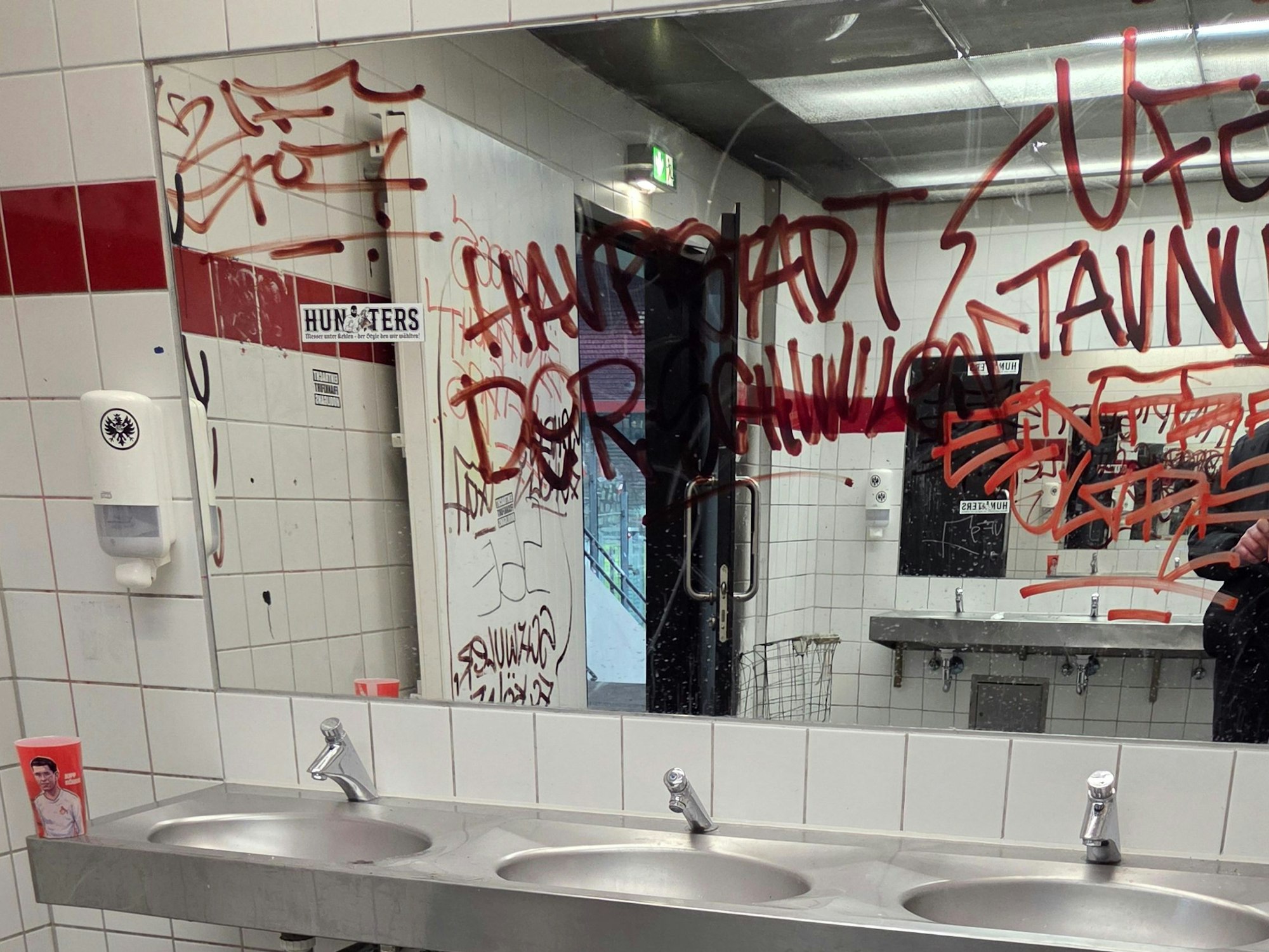 Bilder aus den Gästetoiletten im Rhein-Energie-Stadion nach dem Spiel des 1. FC Köln gegen Eintracht Frankfurt.