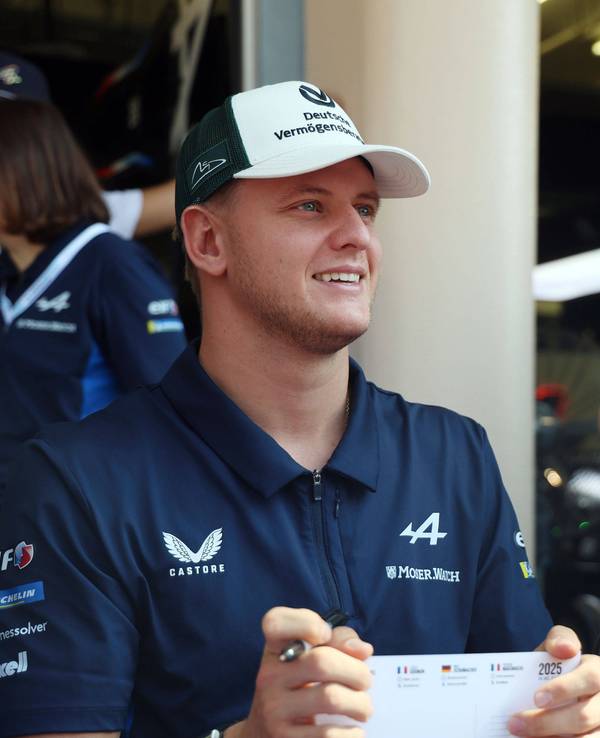 Mick Schumacher bei einer Autogrammstunde.