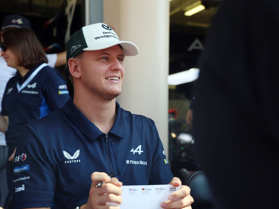 Mick Schumacher bei einer Autogrammstunde.