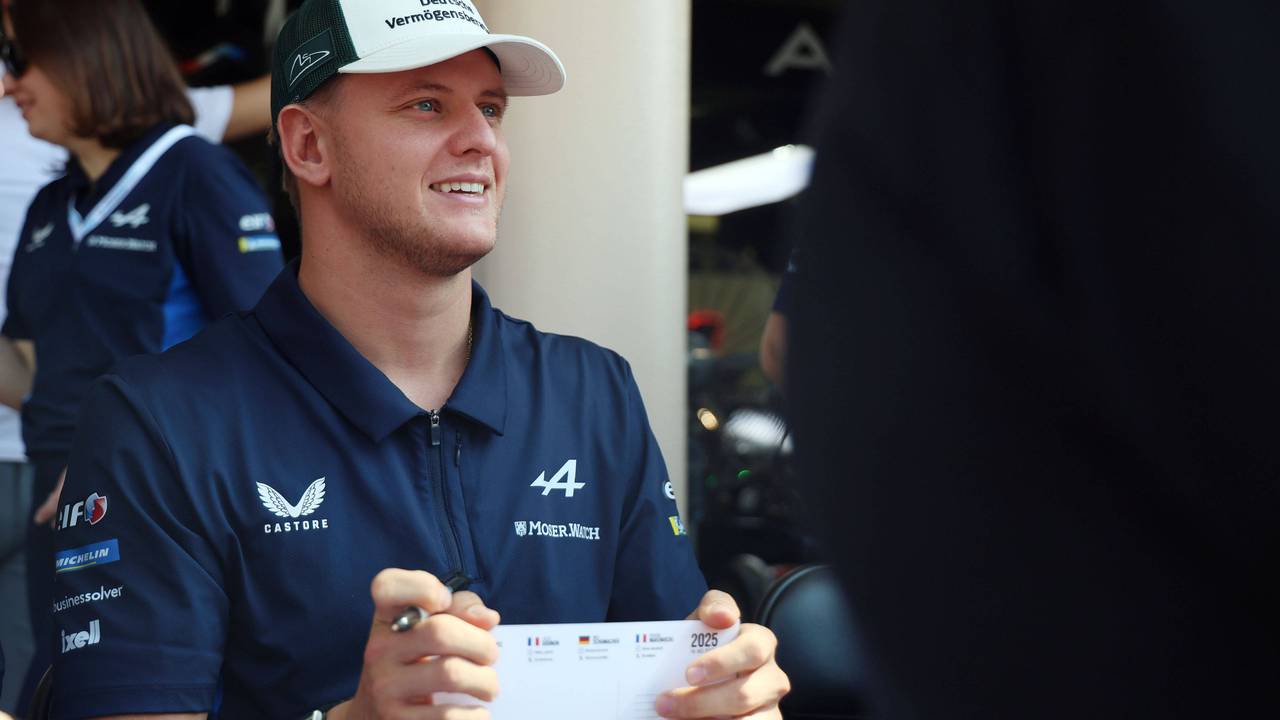 Mick Schumacher bei einer Autogrammstunde.