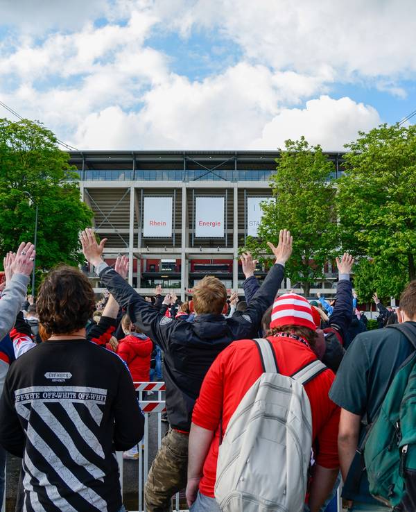 Fans des 1. FC Köln stehen vor einem Spiel außerhalb des Rhein-Energie-Stadions.