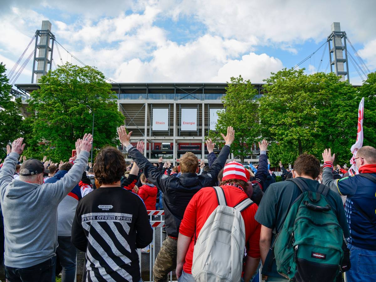 Fans des 1. FC Köln stehen vor einem Spiel außerhalb des Rhein-Energie-Stadions.