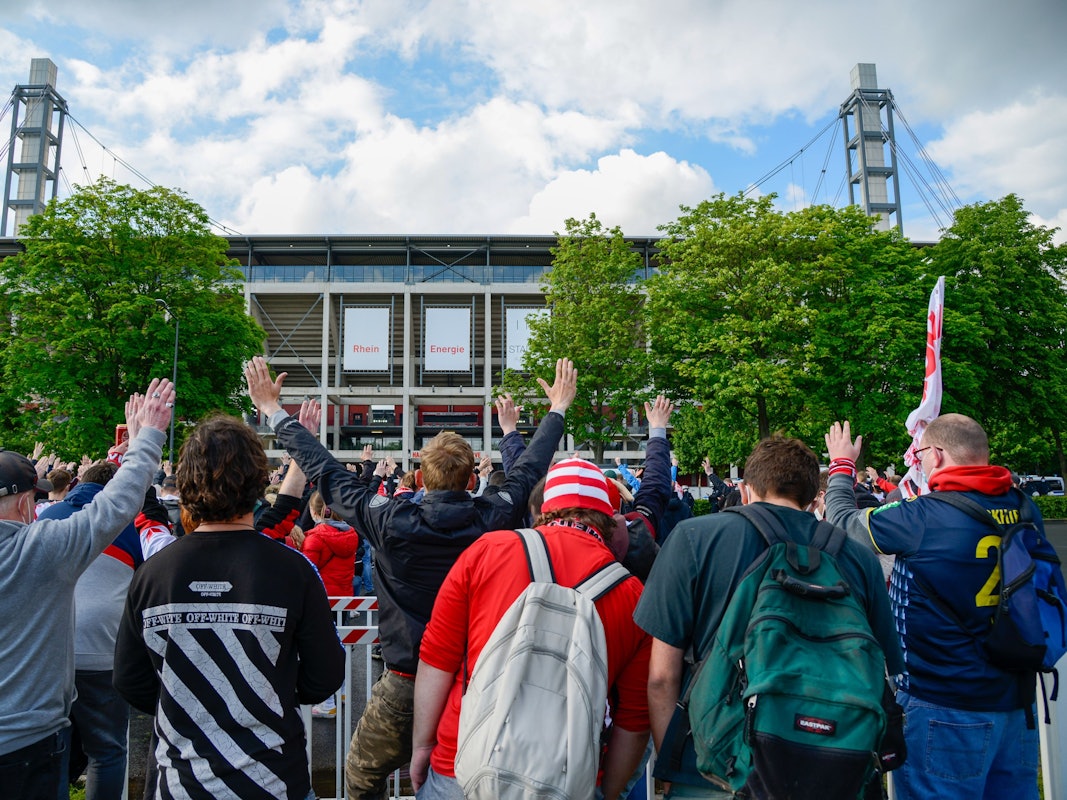 Fans des 1. FC Köln stehen vor einem Spiel außerhalb des Rhein-Energie-Stadions.