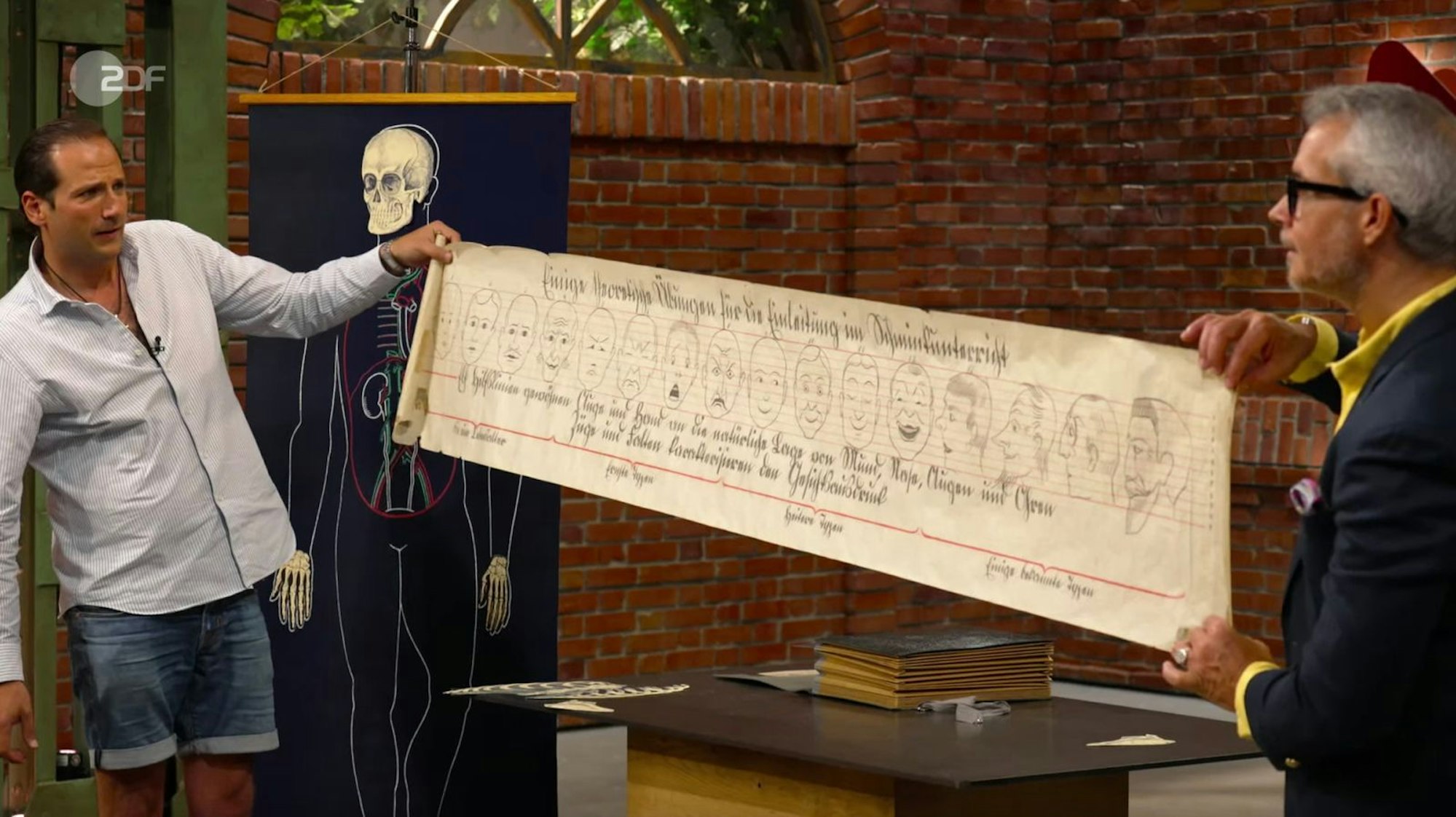 Eine Schultafel vom Faunus Verlag stammte aus den 1950er Jahren, ein Banner für den Schminkunterricht sogar aus den 1920er/30er Jahren, datierte Detlev Kümmel. (Bild: ZDF)