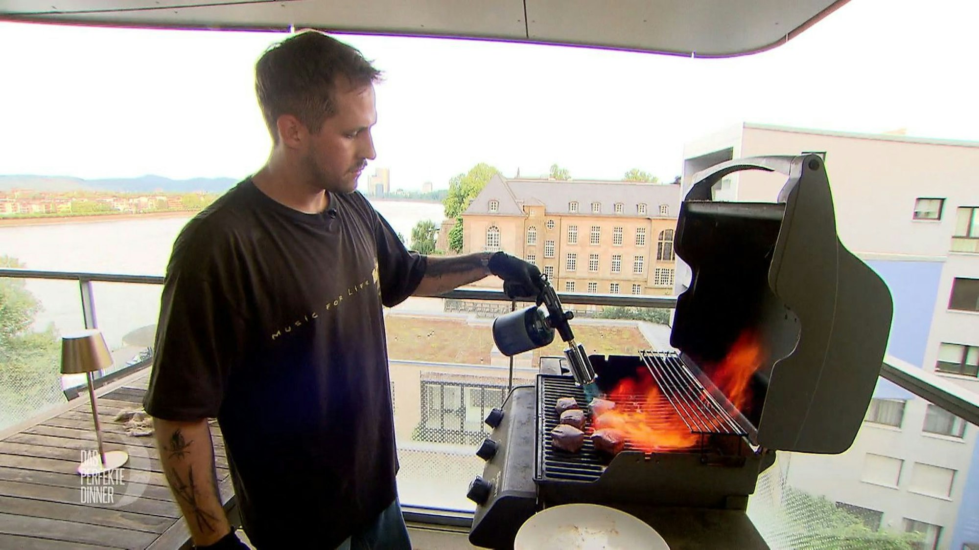 Wie Tobi sein Filet Mignon zubereitet? Natürlich mit Feuer.
(Bild: RTL)