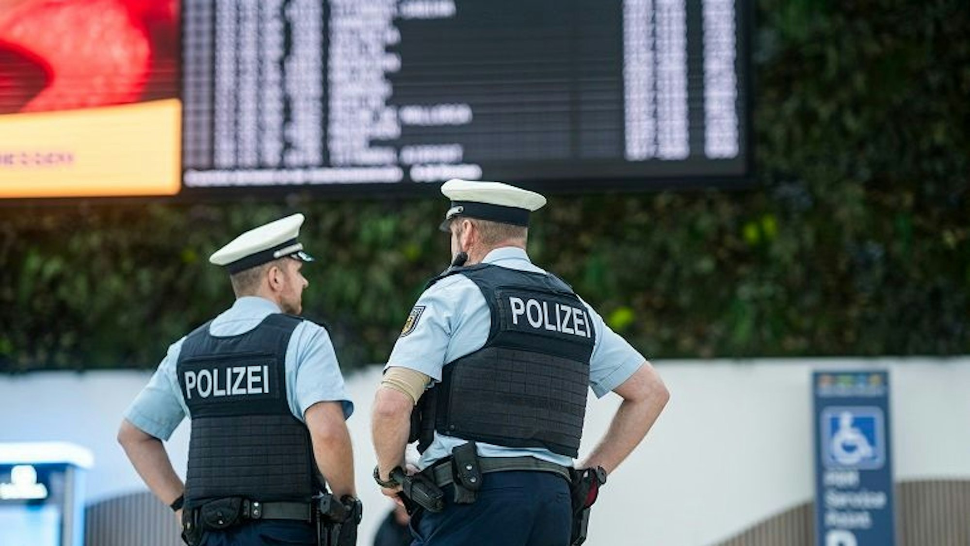 Ein Beamter der Bundespolizei an einem Flughafen-Terminal (Symbolfoto).