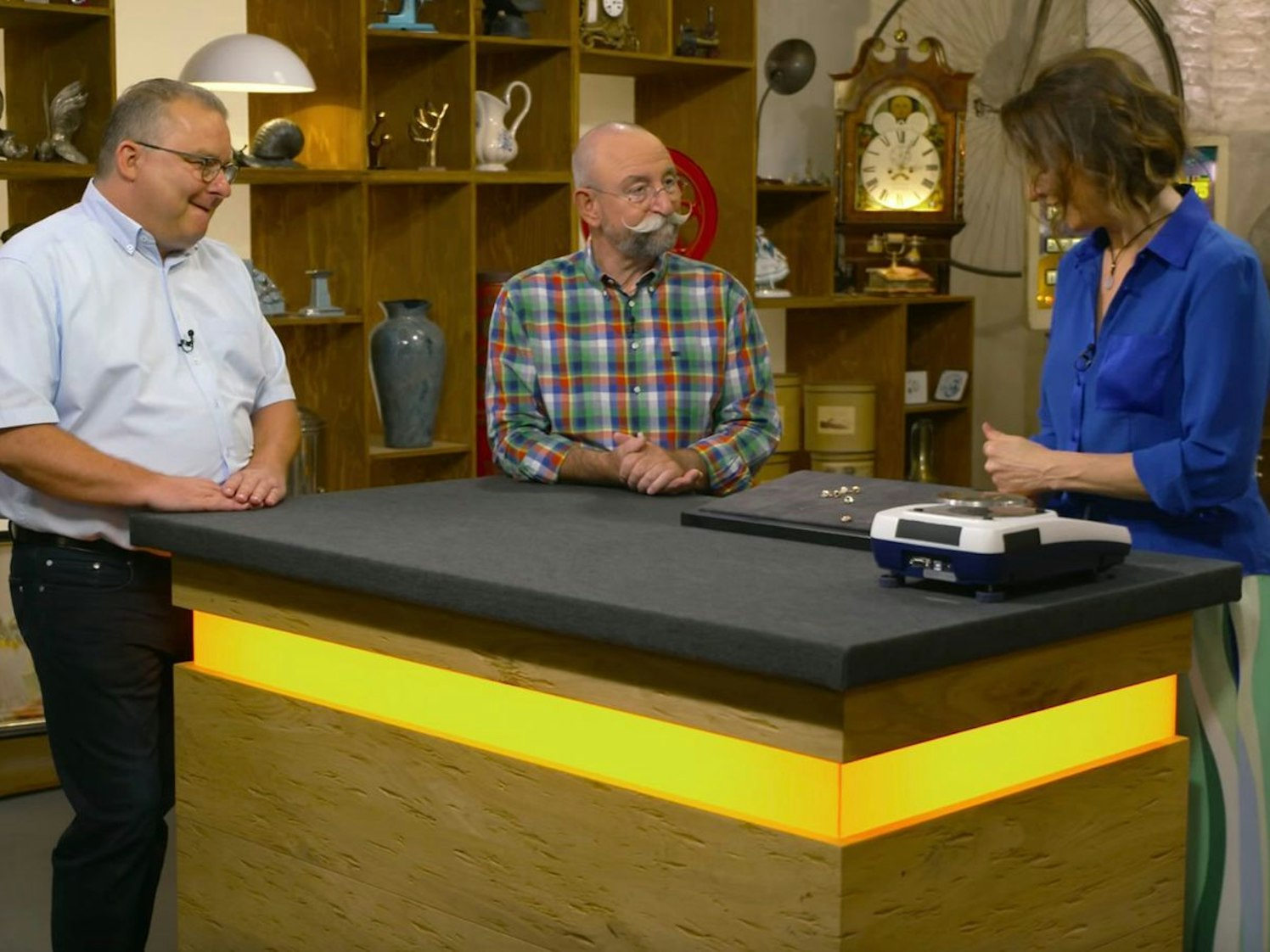 Helmut aus Offenburg hoffte in der Montagsfolge der ZDF-Trödelshow „Bares für Rares“ auf einen Liebhaber für seine besonderen Stücke - und wurde nicht enttäuscht. (Bild: ZDF)