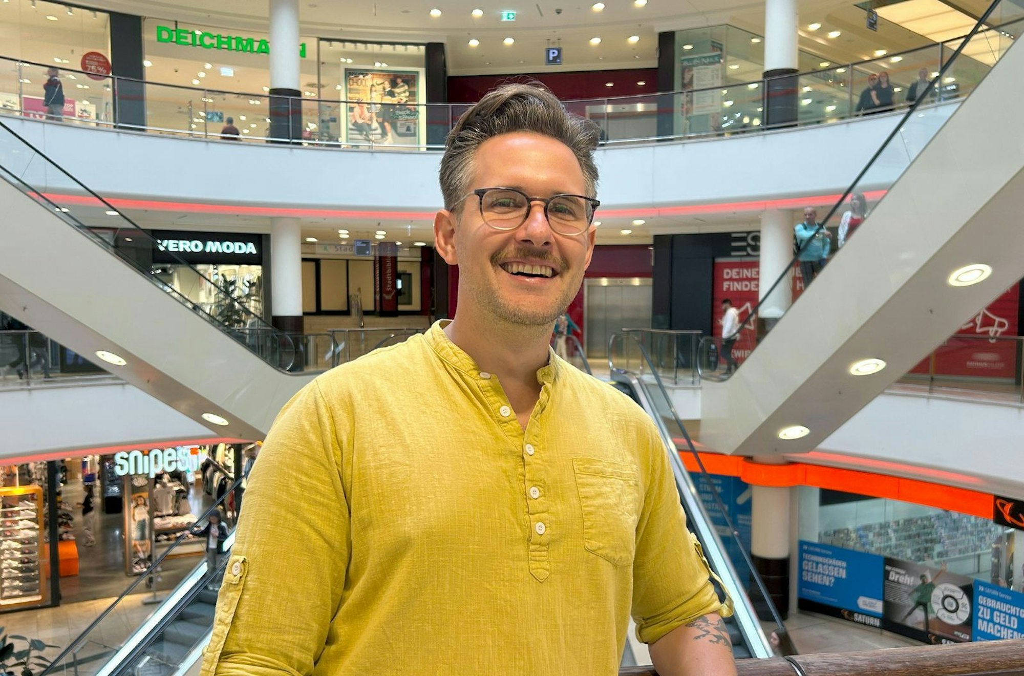 Schnäppchen-Profi Lucas Scheller setzt beim Sparen unter anderem auf Coupons. (Bild: MDR/Katja Herr)