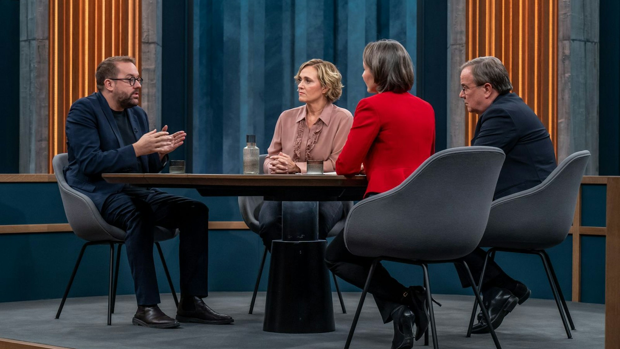 Caren Miosga (zweite von links) diskutierte mit ihren Gästen über die Chancen auf ein Endes des russischen Angriffskriegs in der Ukraine. (Bild: ARD/Thomas Ernst)