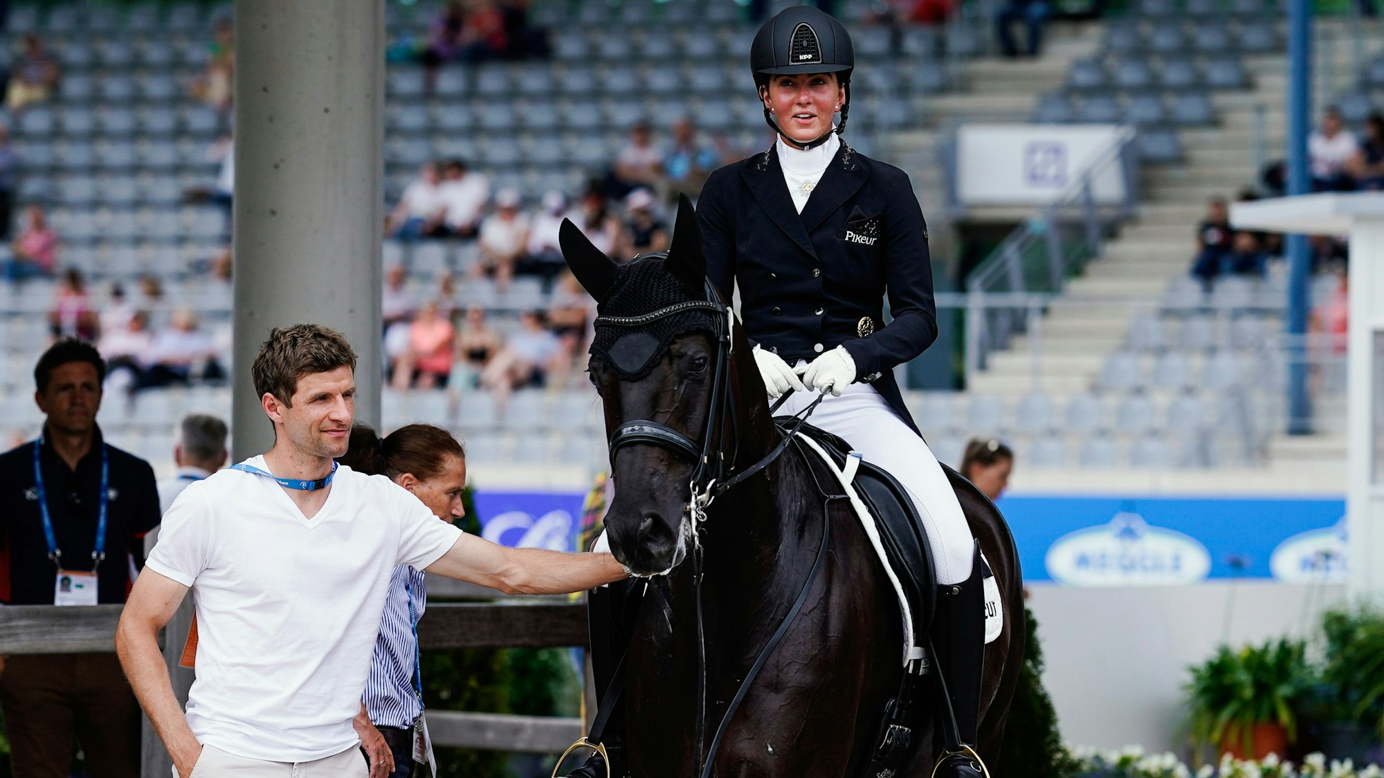 Fußballer Thomas Müller und seine Frau, die deutsche Dressurreiterin Lisa Müller, im Juni 2022 in Aachen.