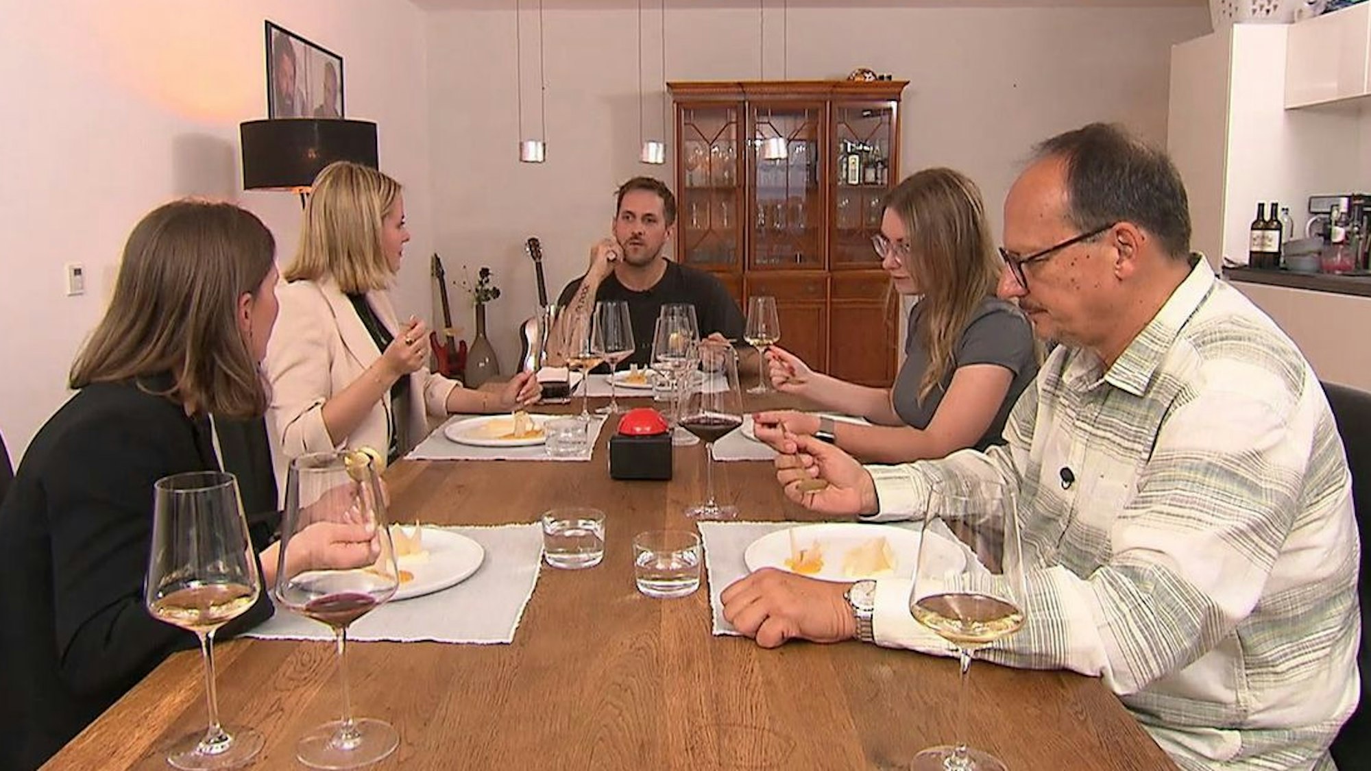 Vom Dessert werden die Gäste geschmacklich überrascht.
(Bild: RTL)