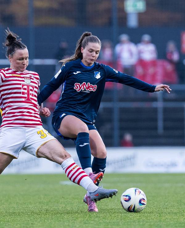 Marina Hegering im Zweikampf mit Valesca Ampoorter.