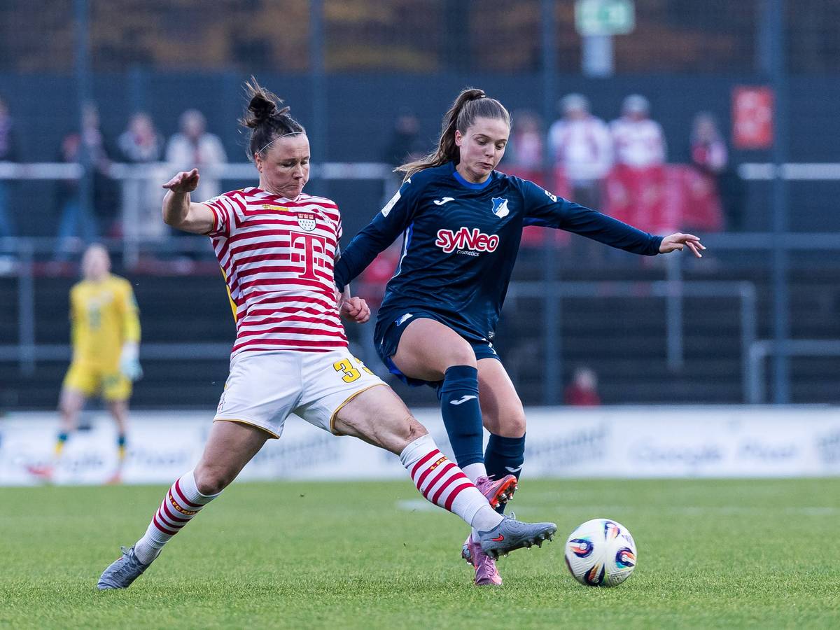 Marina Hegering im Zweikampf mit Valesca Ampoorter.