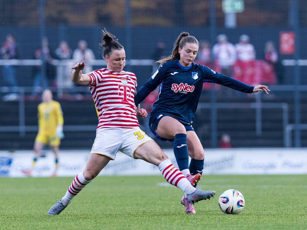 Marina Hegering im Zweikampf mit Valesca Ampoorter.