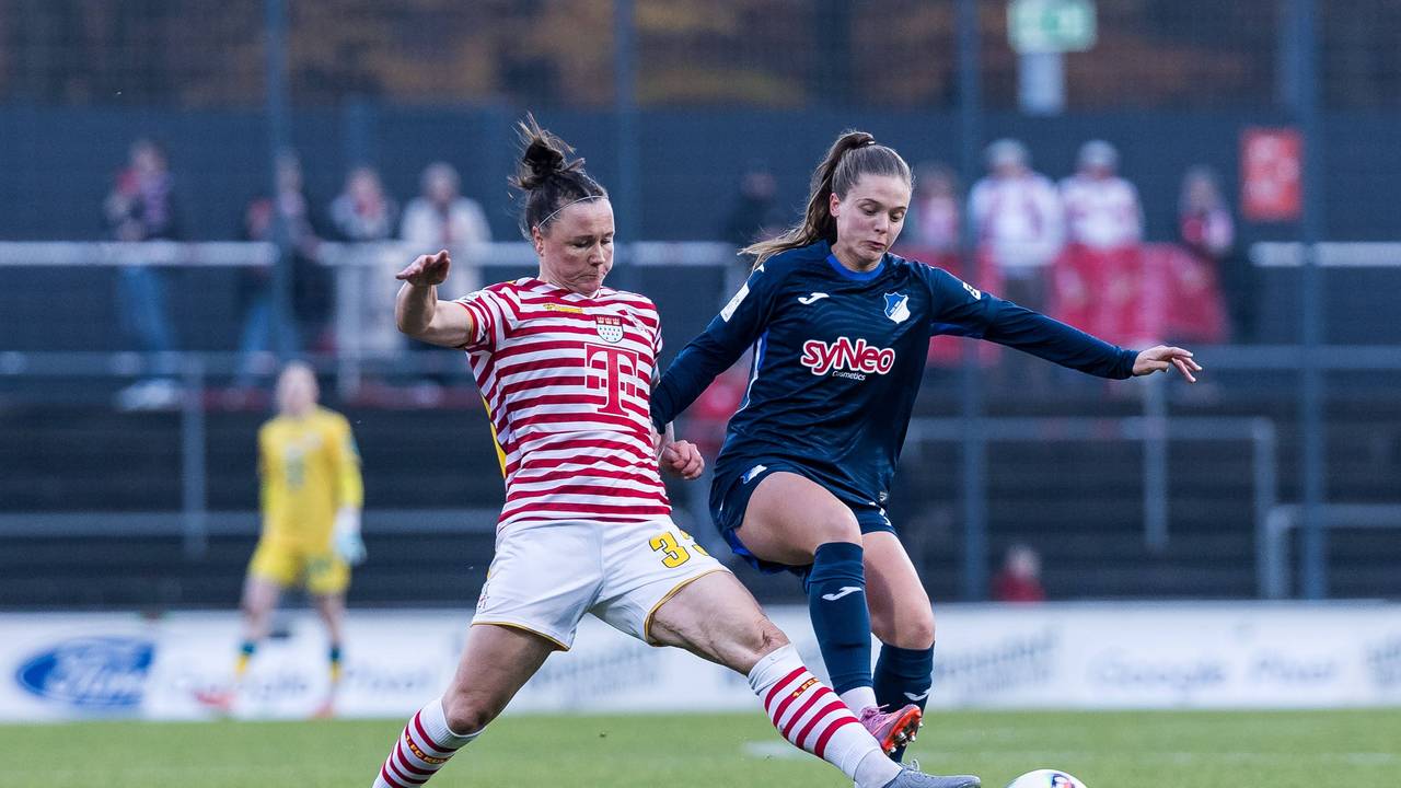 Marina Hegering im Zweikampf mit Valesca Ampoorter.