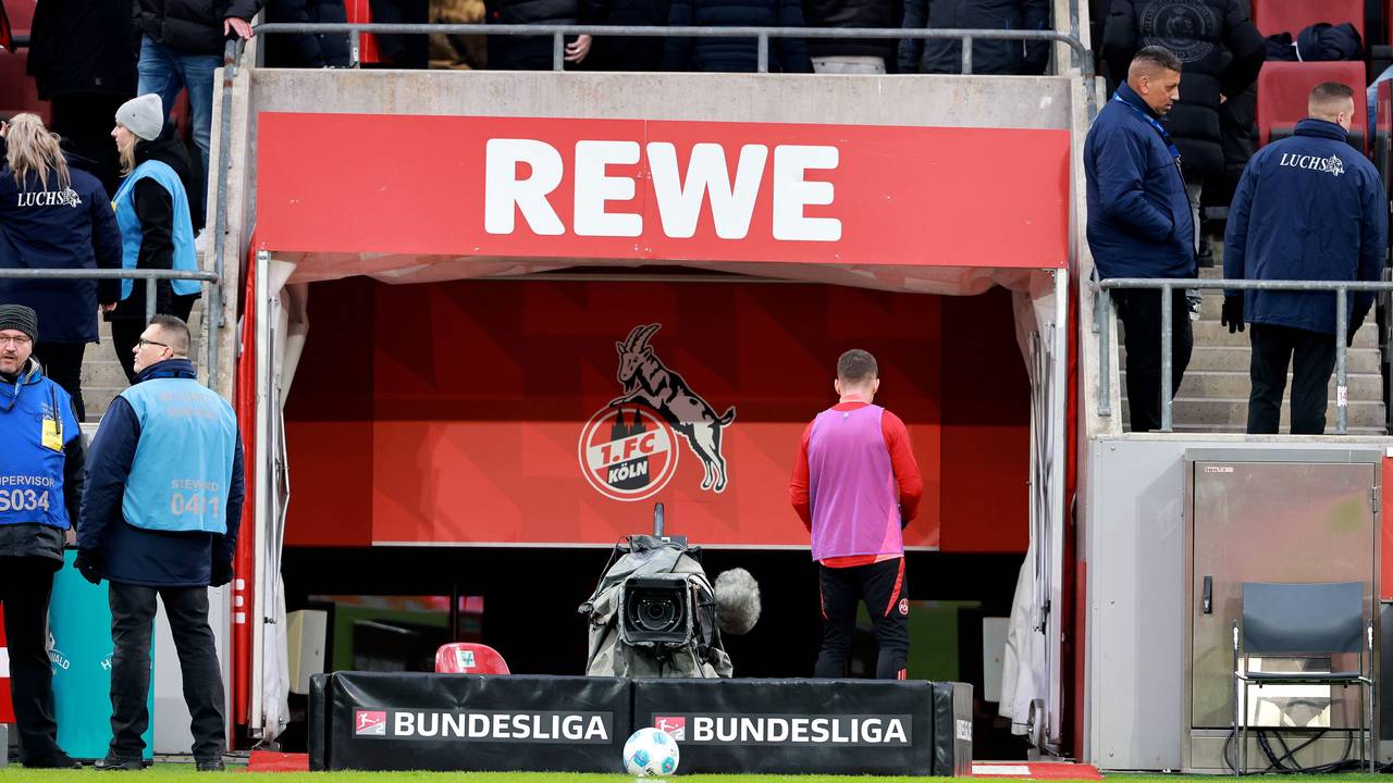 TV-Kamera im Rhein-Energie-Stadion.