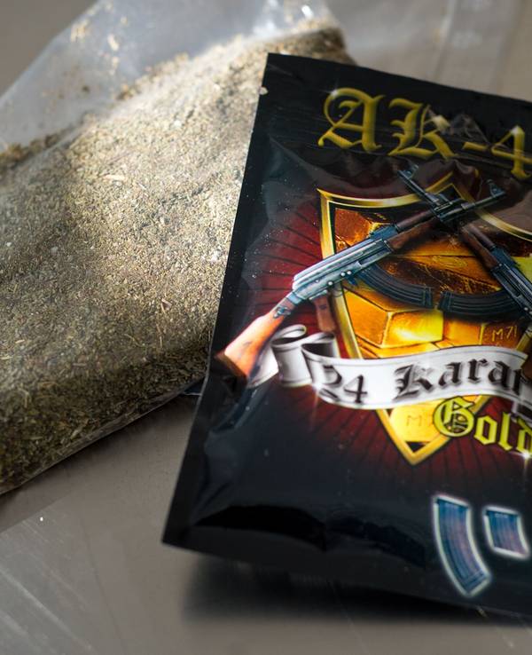Eine Packung und ein Beutel psychoaktiver Substanzen, auch Legal Highs genannt, liegen in einem Labor.