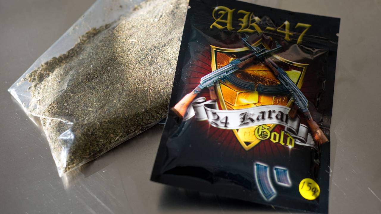 Eine Packung und ein Beutel psychoaktiver Substanzen, auch Legal Highs genannt, liegen in einem Labor.