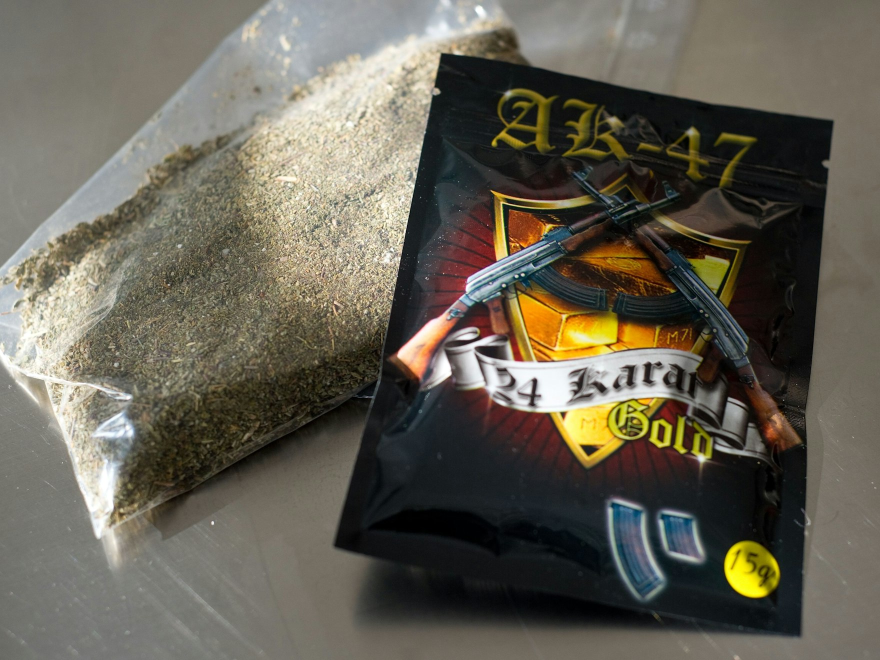Eine Packung und ein Beutel psychoaktiver Substanzen, auch Legal Highs genannt, liegen in einem Labor.