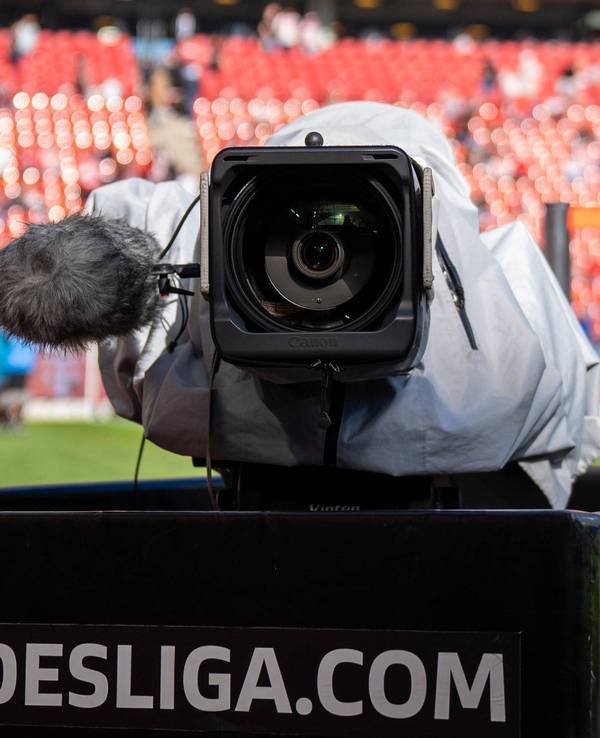 Eine TV-Kamera bei einer Bundesliga-Übertragung im Einsatz.
