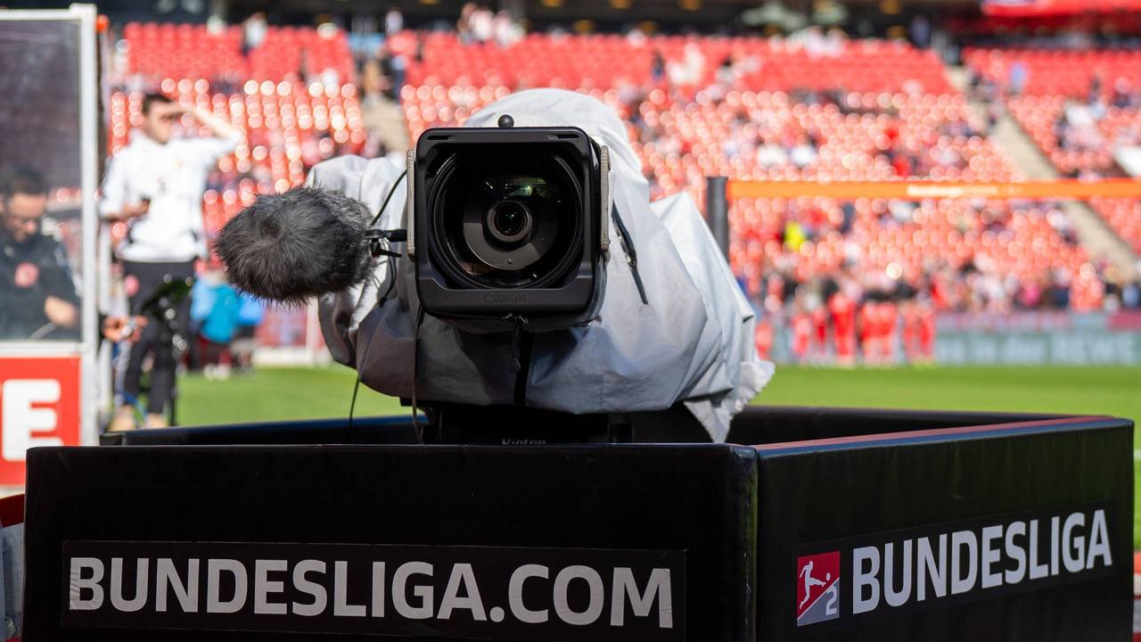 Eine TV-Kamera bei einer Bundesliga-Übertragung im Einsatz.