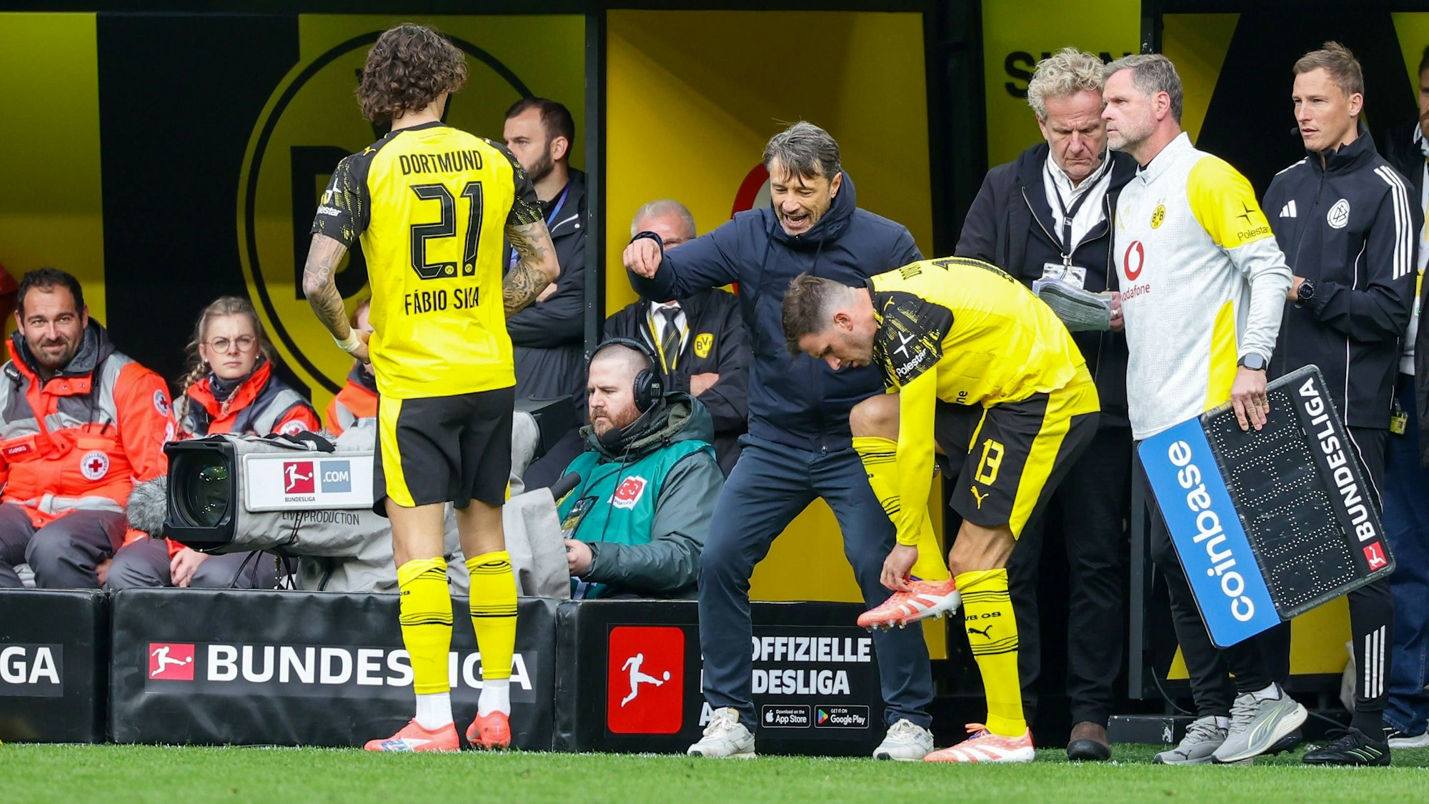 Niko Kovac mit Anweisungen an seine Ersatzspieler bei Borussia Dortmund.