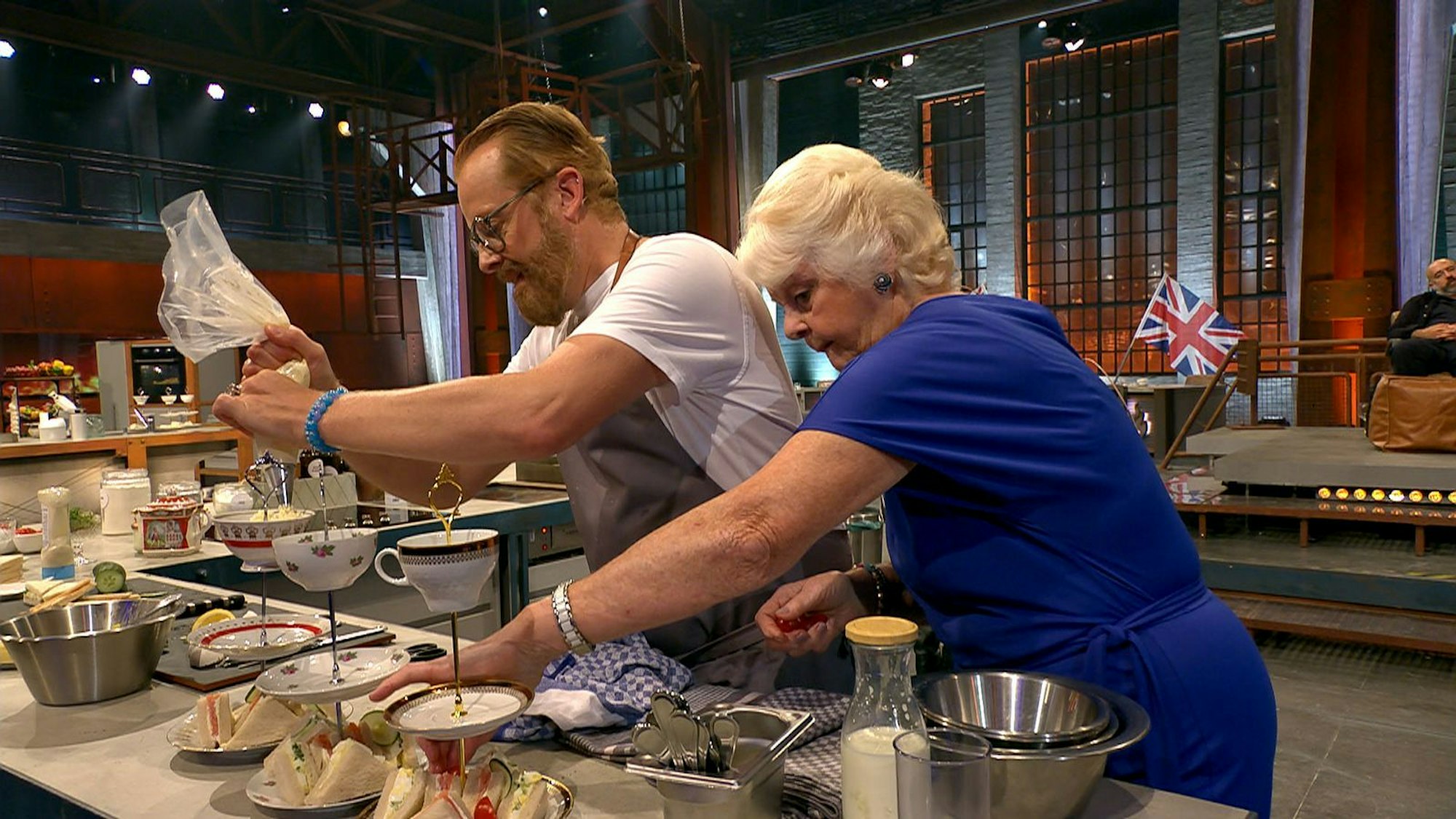 Ross und seine Mutter luden Henssler zur Teatime mit „Scones, Jam und Sandwiches“ ein. (Bild: RTL)