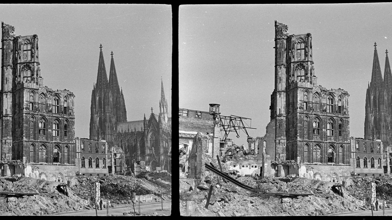 Eine halb zerbombte Kirche ragt auf einem Schwarzweiß-Foto in die Höhe, im Hintergrund der Kölner Dom.